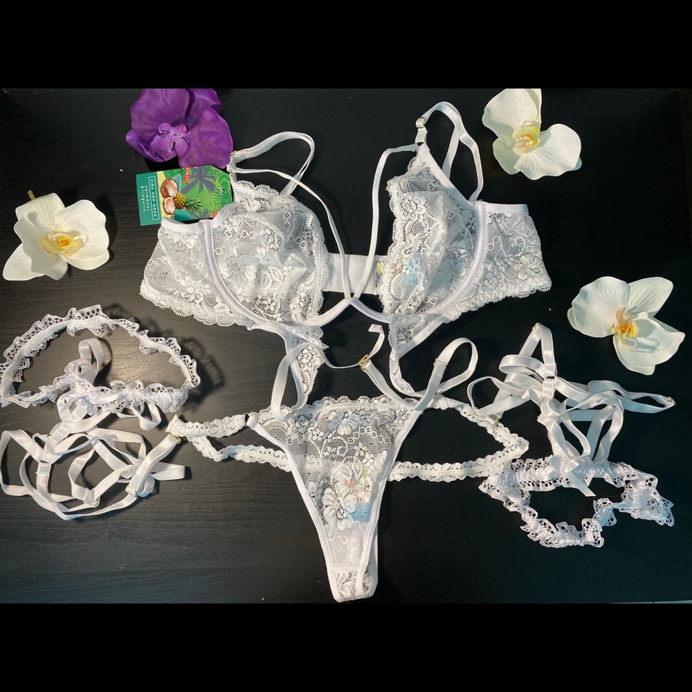 Corset + garter + thong set 🤍🤍